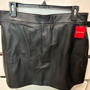SPANX NWT Black Leather-like Luxe Black Mini Skort